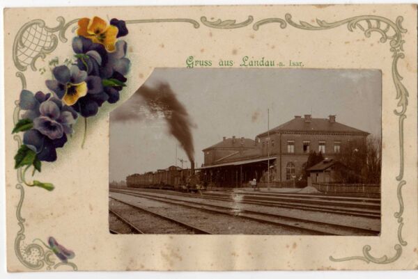 Historische schwarz-weiß Postkarte. Zug steht am Bahnhof Landau (Isar)