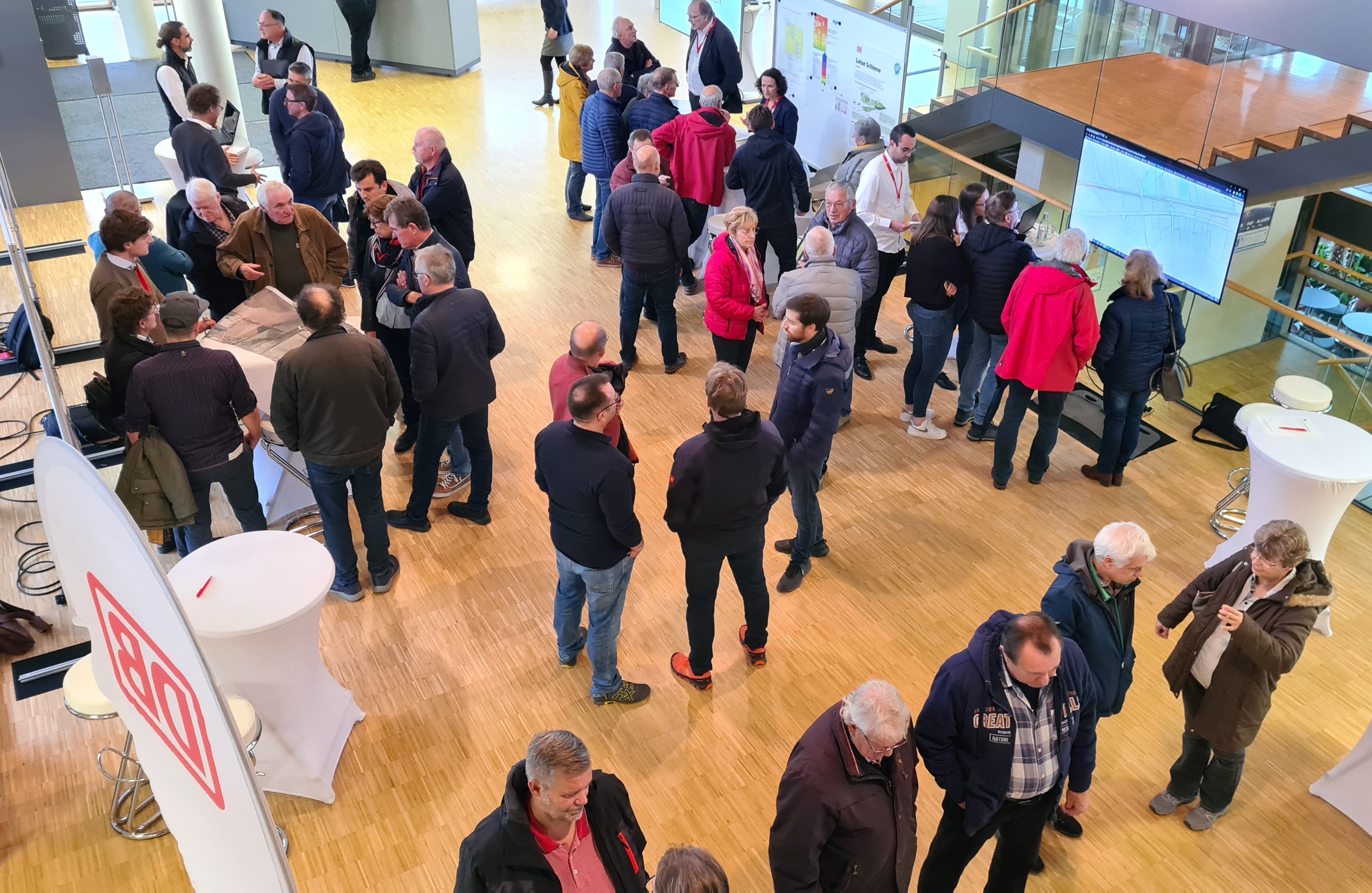 Besucher auf dem Infomarkt im Gespräch