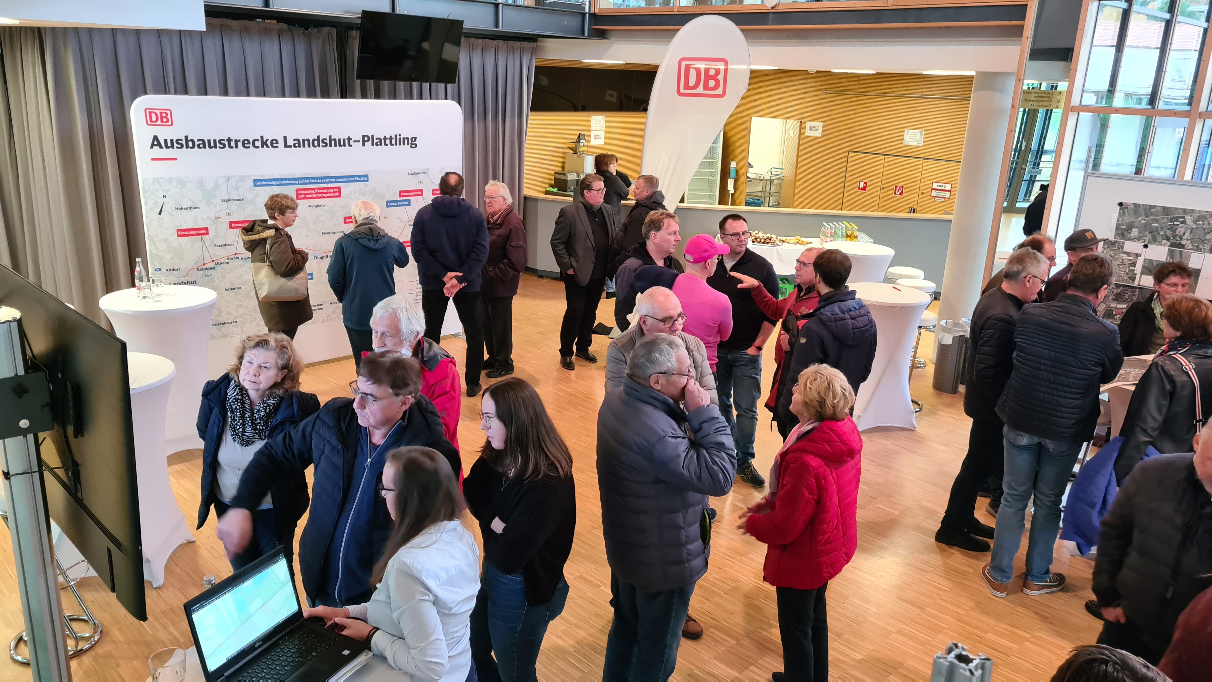 Besucher auf dem Infomarkt im Gespräch